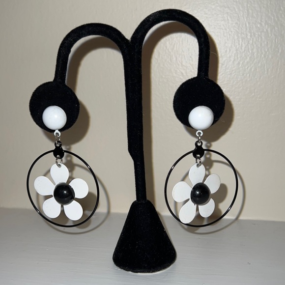 Black and White Metal Mod Retro Daisy Dangle Post & Clutch Earrings - Picture 3 of 13